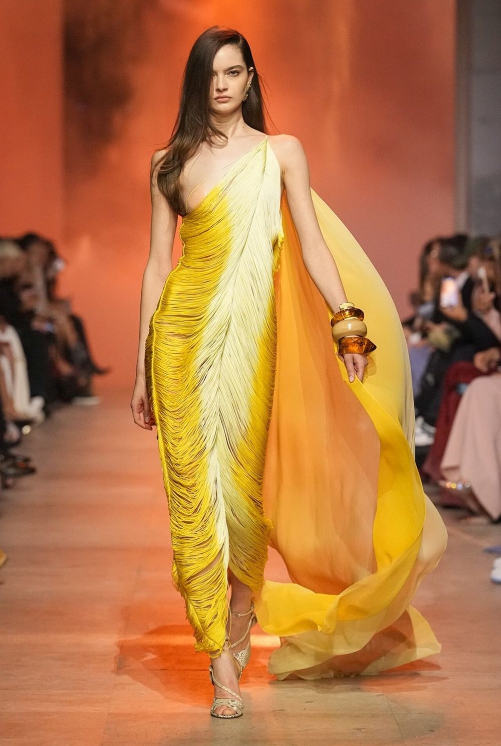 الشراشيب موضة خريف 2025.. وهذه أفضل إطلالات