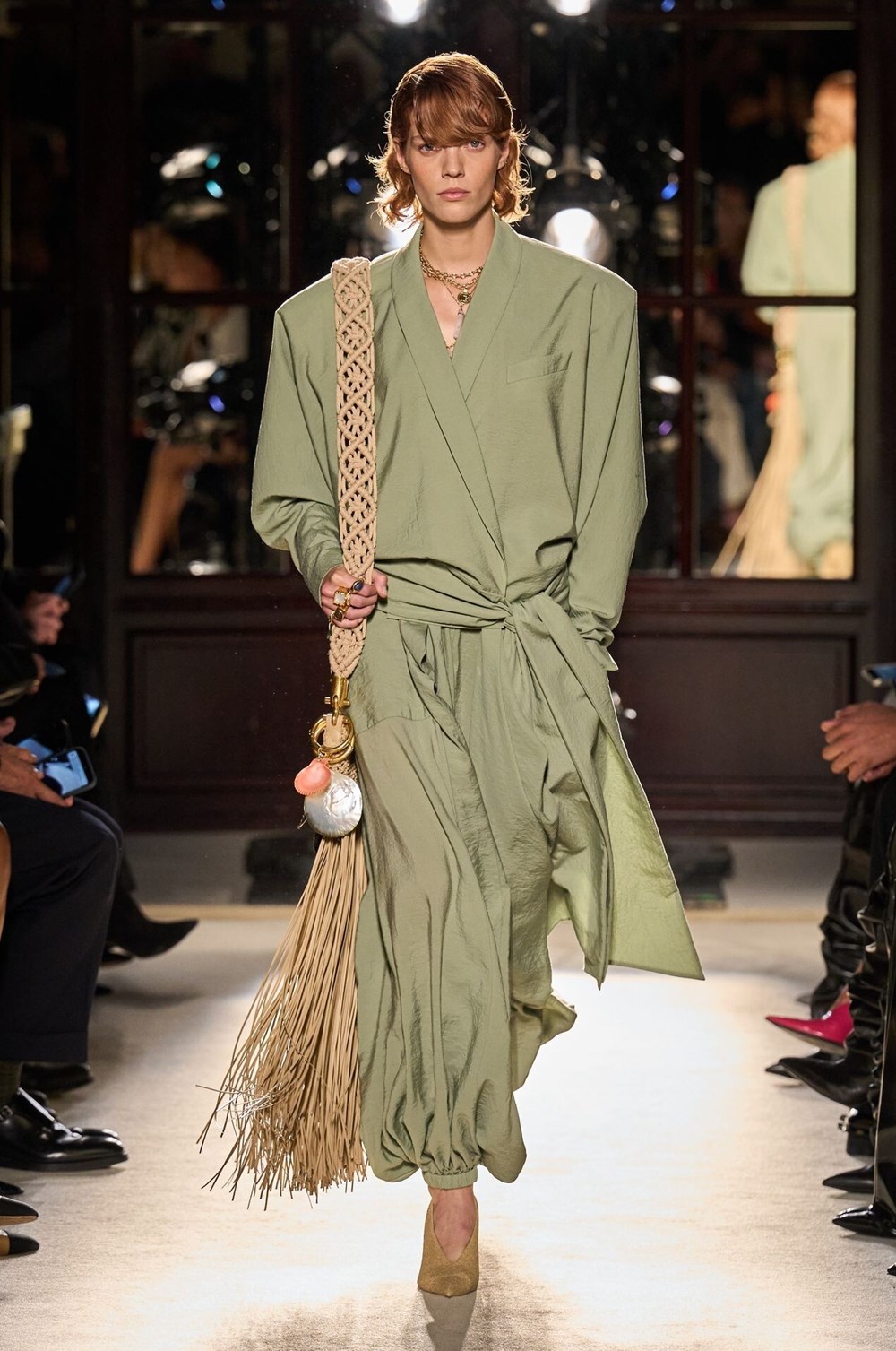 الشراشيب موضة خريف 2025.. وهذه أفضل إطلالات