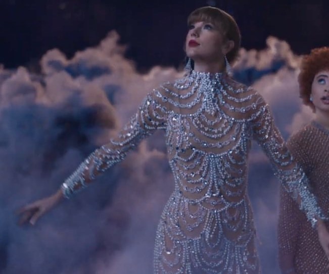 تايلور سويفت في إطلالة من توقيع يوسف الجسمي