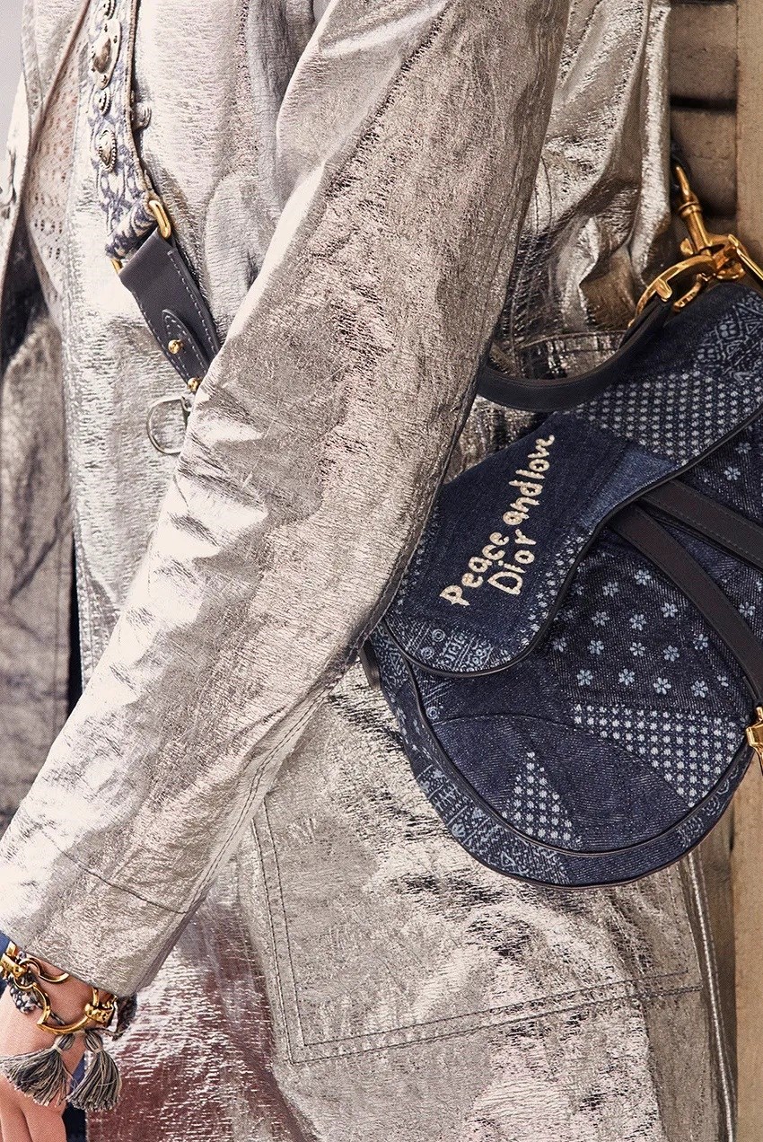 حقيبة «Dior Saddle».. قطعة أيقونية تعيد سحر الألفية وتمنحك شعورًا بالتفرّد