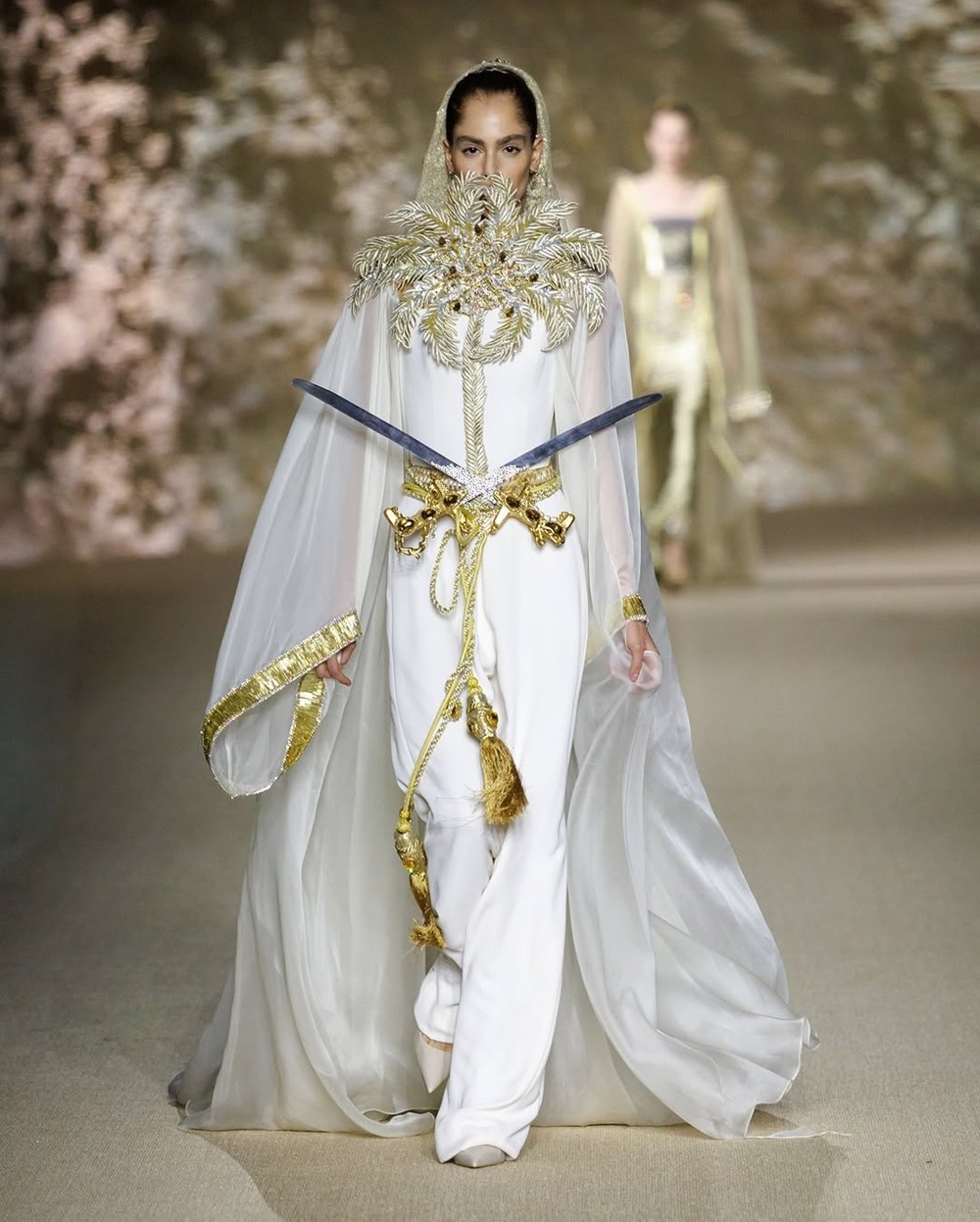 الفخامة تسيطر على عروض أول أيام أسبوع الأزياء في الرياض