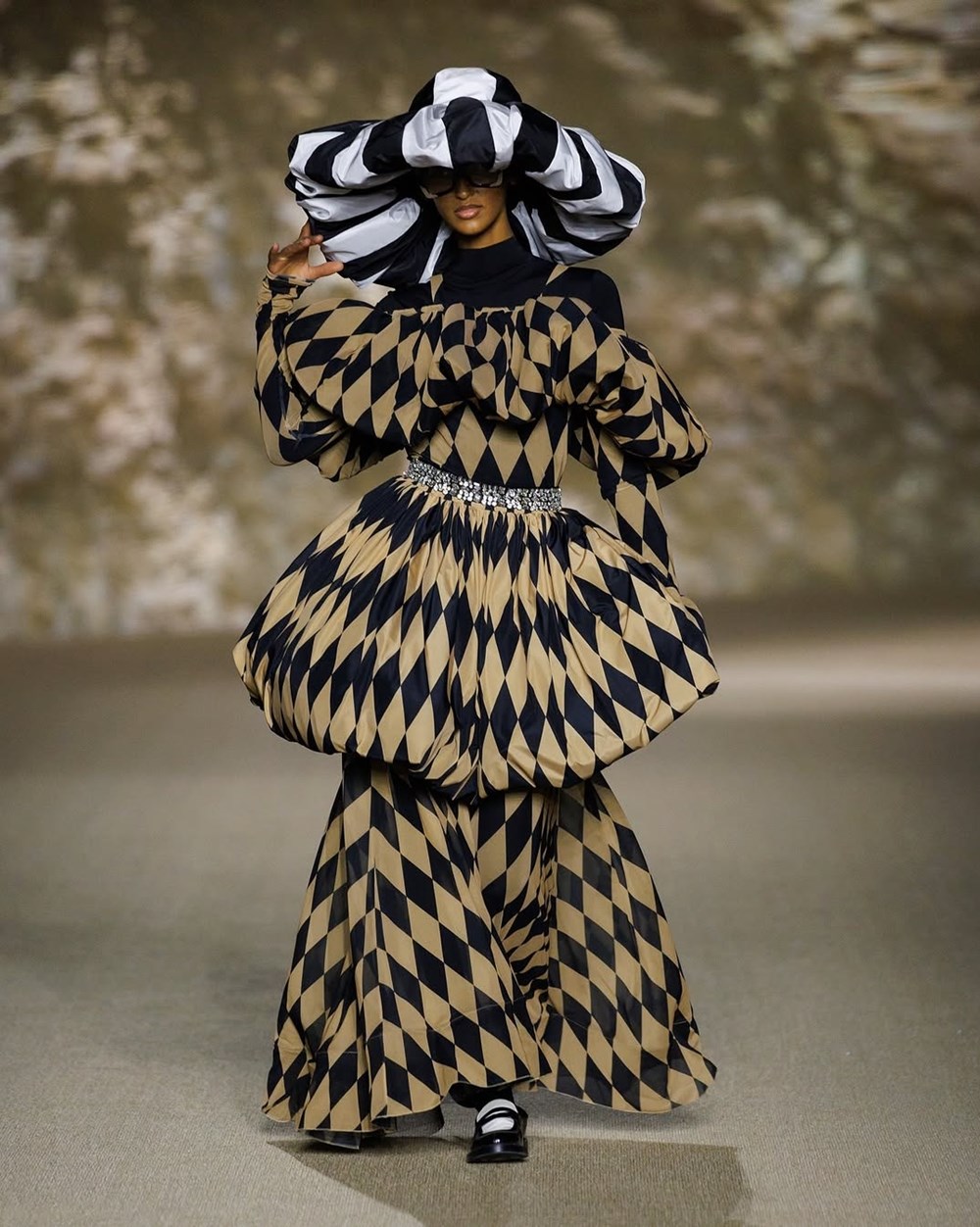 الفخامة تسيطر على عروض أول أيام أسبوع الأزياء في الرياض