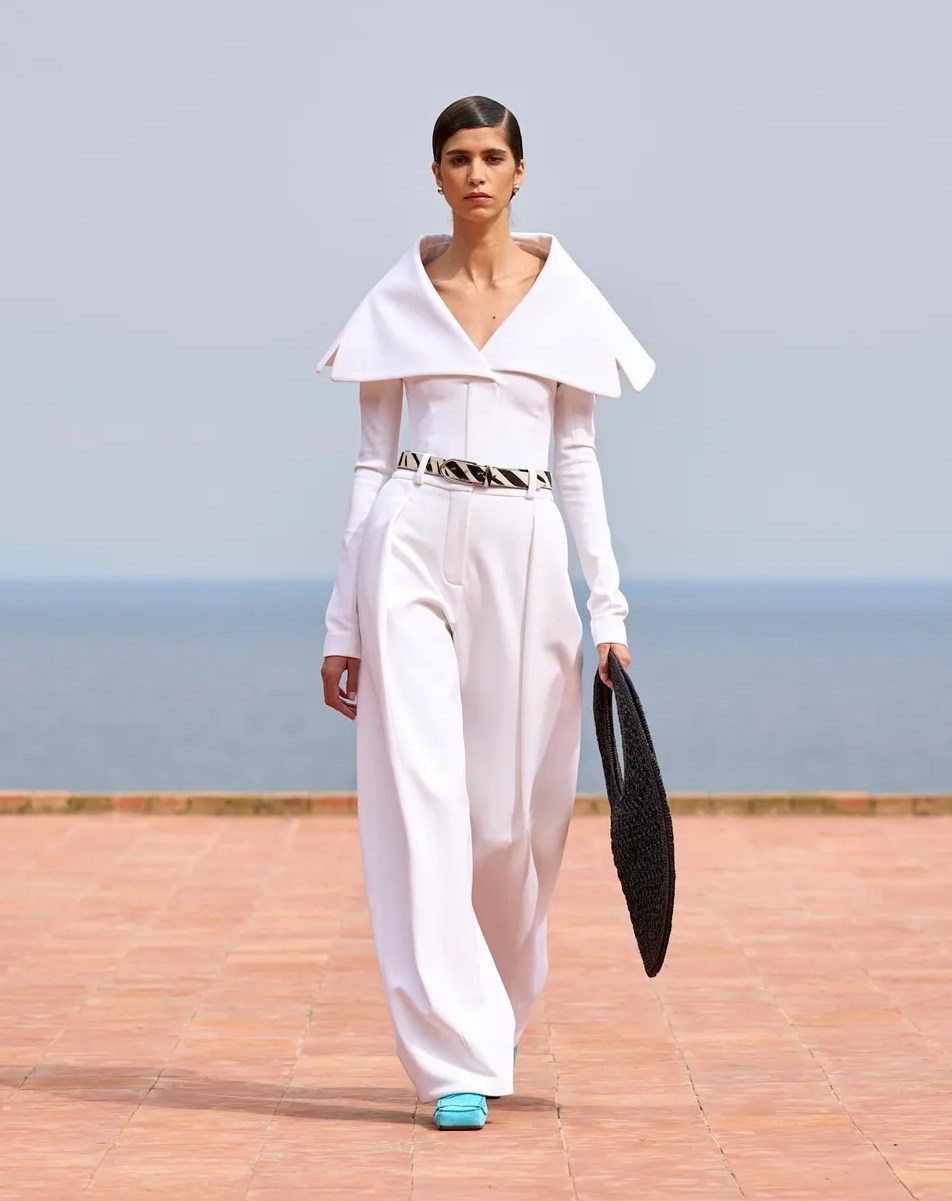 «نقشة الزيبرا» من جديد.. إطلالات تنبض بالحيوية وتستحق التجربة