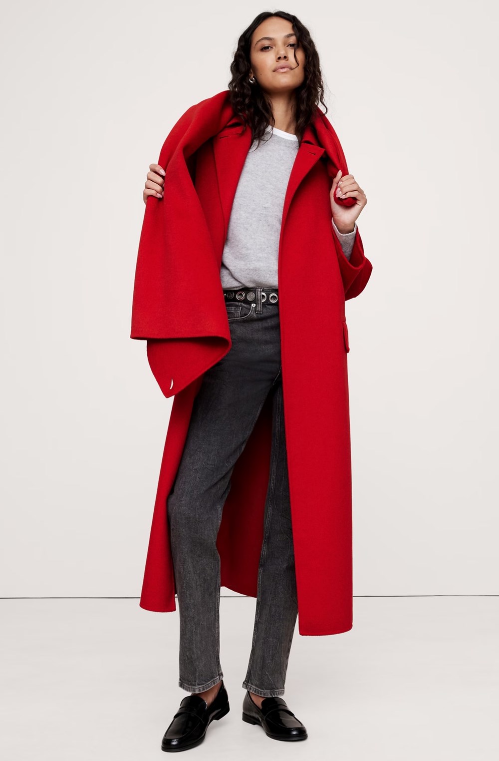 معاطف الكاب تهيمن على منصات خريف وشتاء 2025