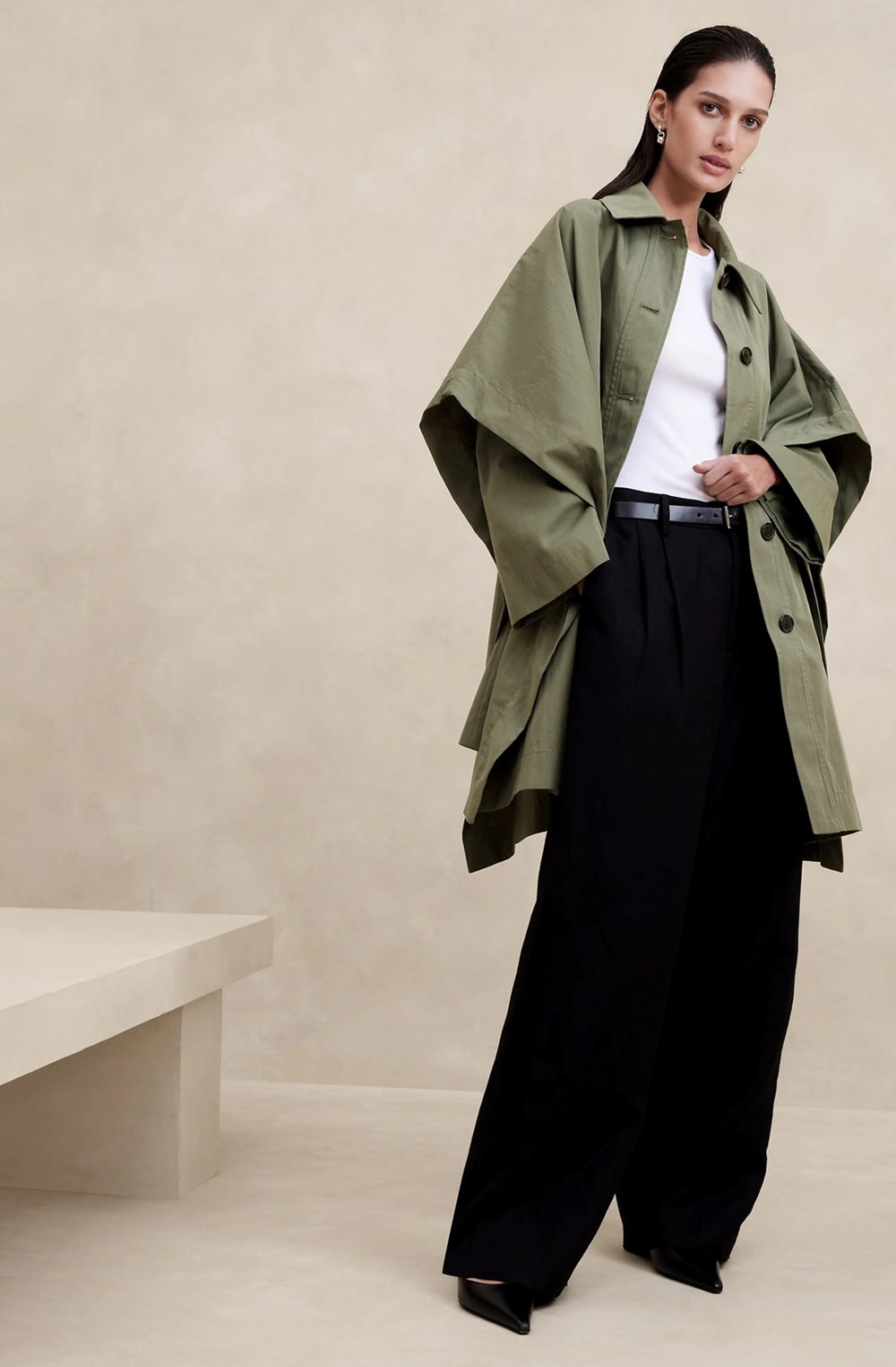 معاطف الكاب تهيمن على منصات خريف وشتاء 2025