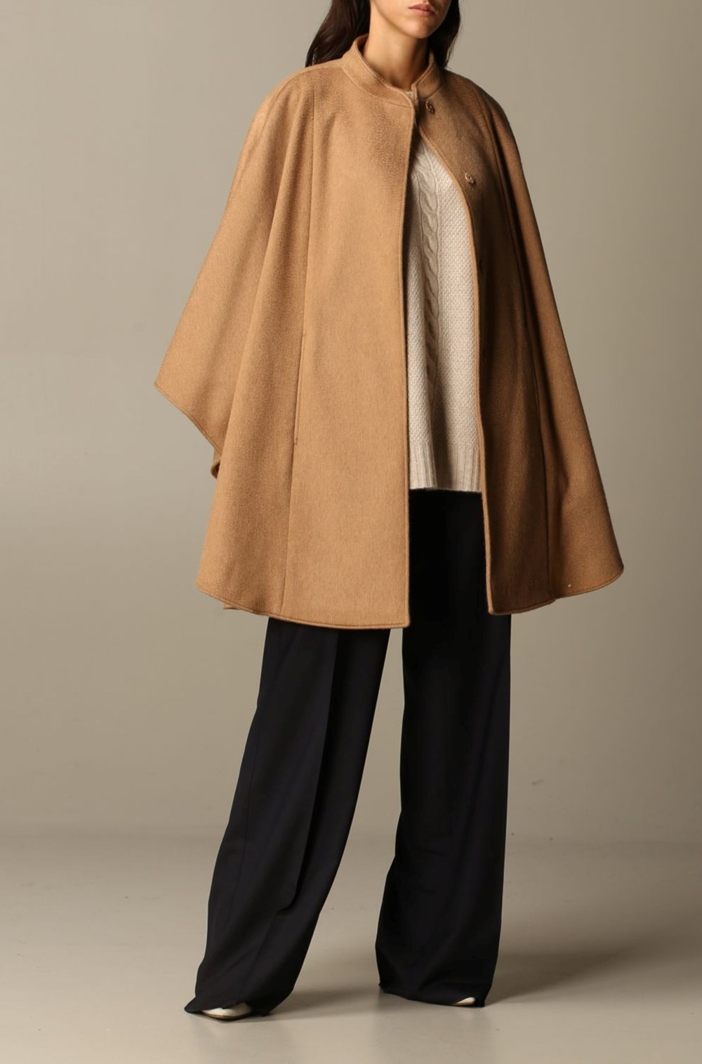 معاطف الكاب تهيمن على منصات خريف وشتاء 2025