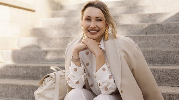 بعيدًا عن الأسود.. ألوان تخطف الأنظار هذا الموسم بعيدًا عن الأسود.. ألوان تخطف الأنظار هذا الموسم