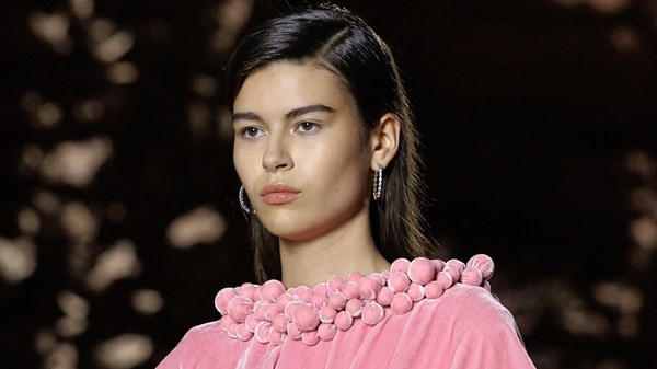 أبرز الإطلالات الجمالية من أسبوع الأزياء في الرياض أبرز الإطلالات الجمالية من أسبوع الأزياء في الرياض