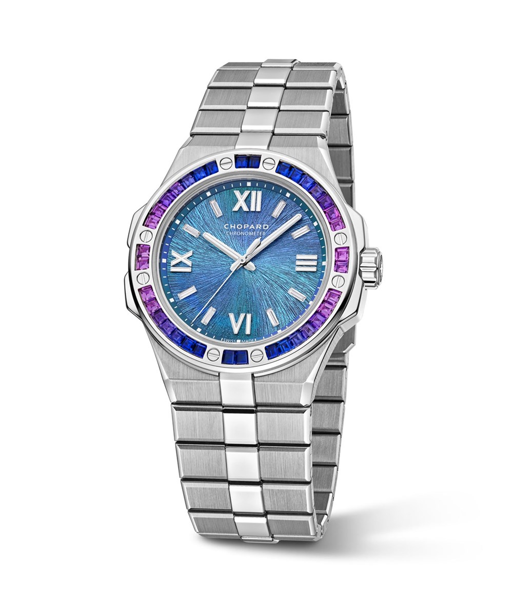 «شوبارد» تحتفي بموسم عطلات 2025.. بهدايا أنيقة ومميزة