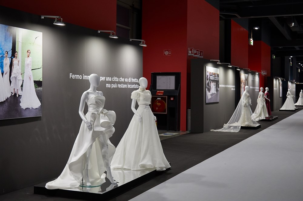 معارض الموضة حول العالم.. احتفاء بالجمال وتوثيق للحرفة والإبداع