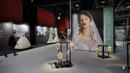 معارض الموضة حول العالم.. احتفاء بالجمال وتوثيق للحرفة والإبداع معارض الموضة حول العالم.. احتفاء بالجمال وتوثيق للحرفة والإبداع