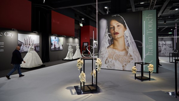 معارض الموضة حول العالم.. احتفاء بالجمال وتوثيق للحرفة والإبداع معارض الموضة حول العالم.. احتفاء بالجمال وتوثيق للحرفة والإبداع