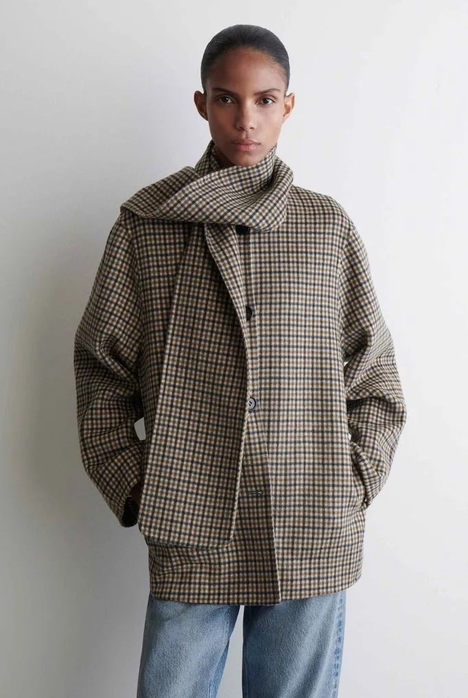 معطف الوشاح الطويل.. لا غنى عنه في خزانتكِ هذا الشتاء