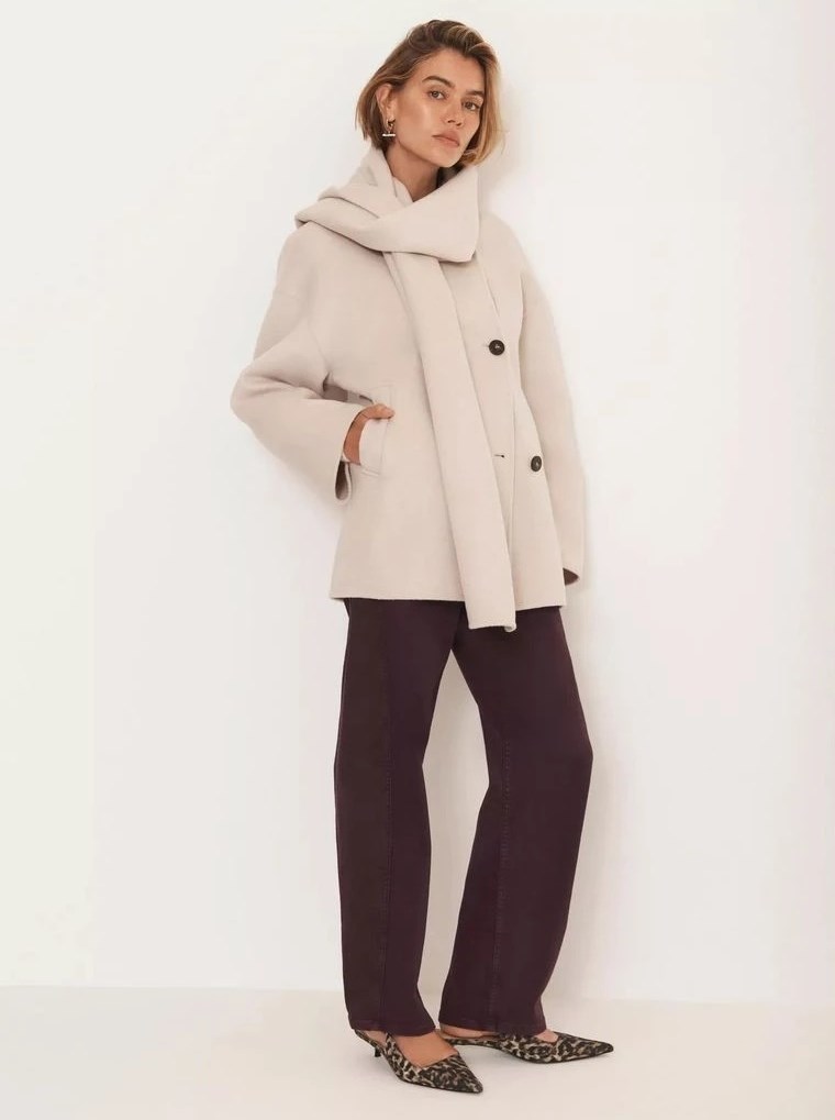 معطف الوشاح الطويل.. لا غنى عنه في خزانتكِ هذا الشتاء