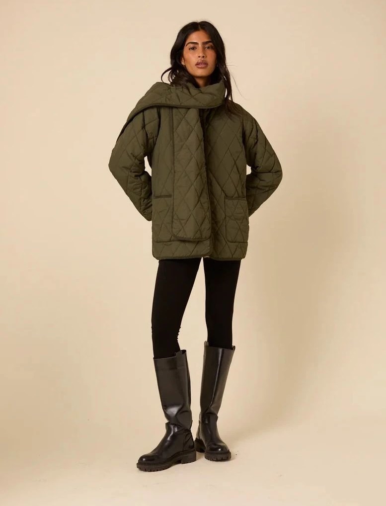 معطف الوشاح الطويل.. لا غنى عنه في خزانتكِ هذا الشتاء