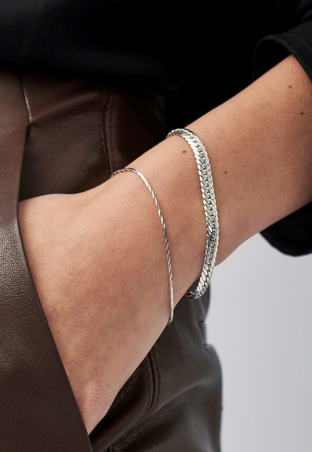 على طريقة فيكتوريا بيكهام.. مجوهرات راقية تلائم كل الميزانيات