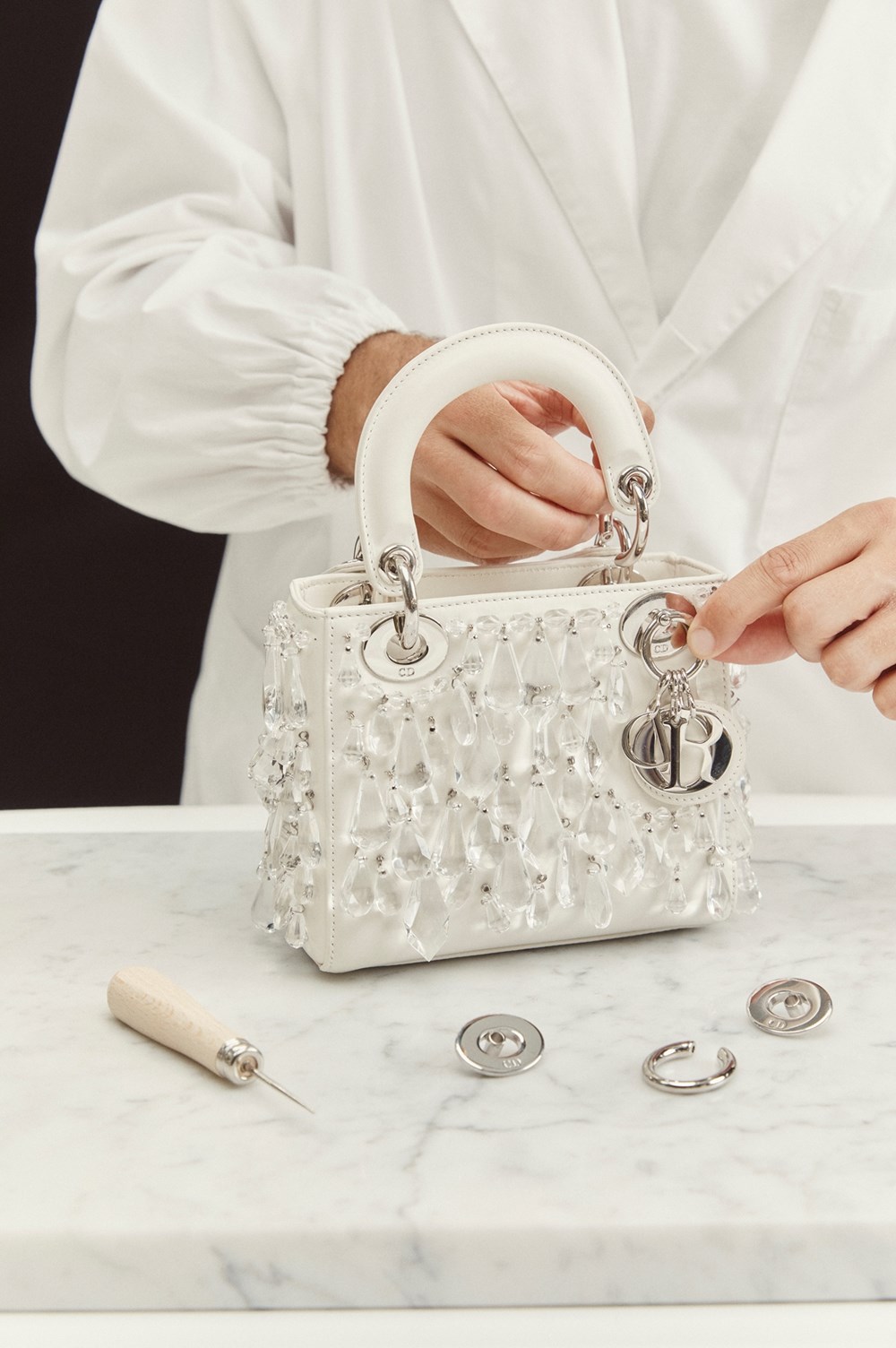 حقيبة «ليدي ديور».. أناقة شفافة في مجموعة «كروز 2026»