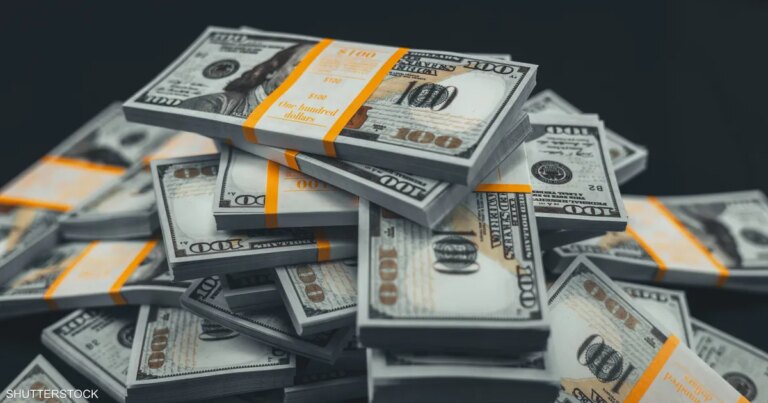 الدولار الأميركي يتراجع… لكن الانهيار لم يأتِ بعد