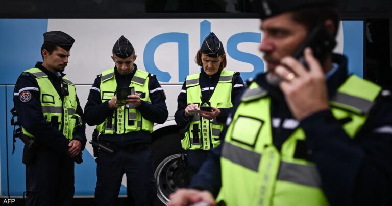 تفاصيل الحادث.. رجل يصدم 10 أشخاص بسيارته في فرنسا