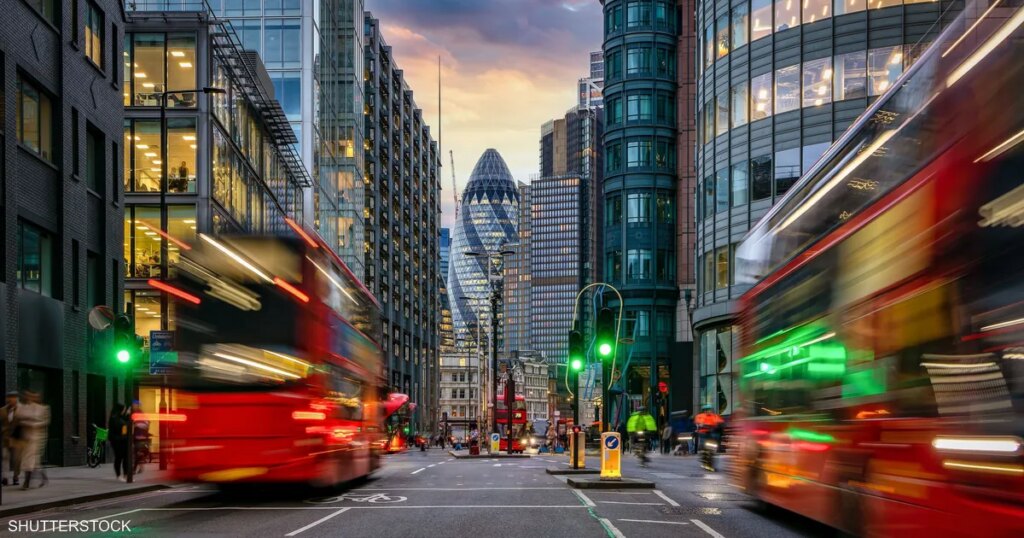 "دراسة صادمة".. نصف شركات بريطانيا تفكر بالرحيل