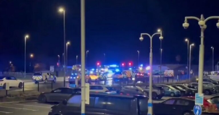 حادث طعن في قطار ببريطانيا.. والشرطة تعتقل شخصين