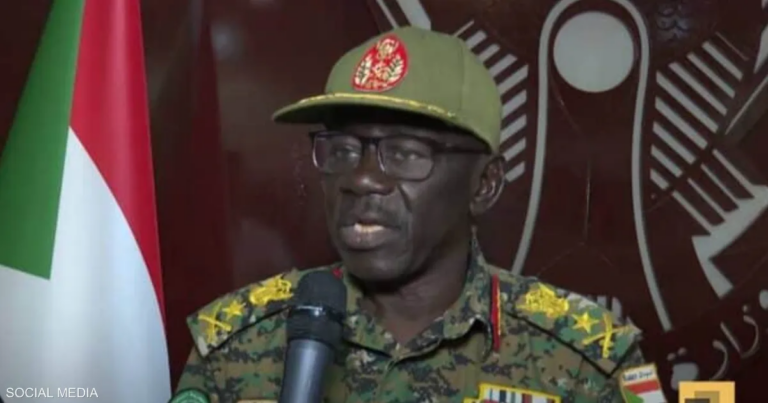 أنباء عن استقالة وزير الدفاع السوداني وغيابه يثير التساؤلات