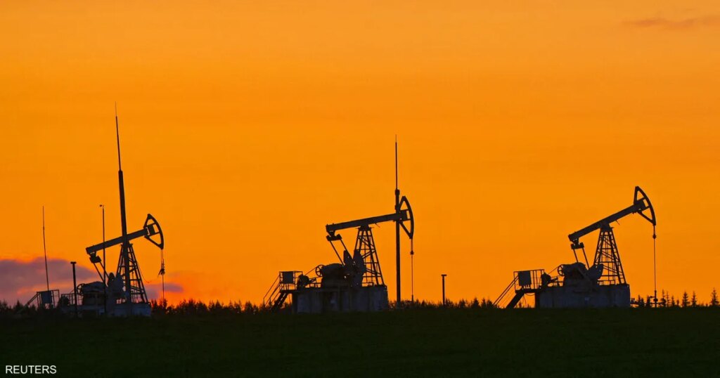 النفط يتراجع للأسبوع الثاني بفعل مخاوف الإغلاق الأميركي