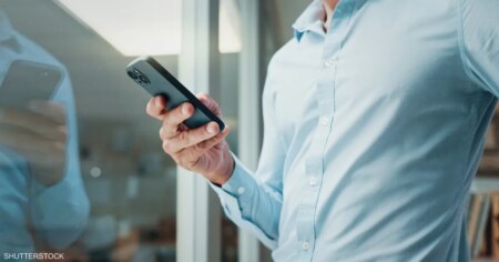 اجتماعات بلا تركيز.. المدراء يثورون ضد لهو الموظفين بالهواتف