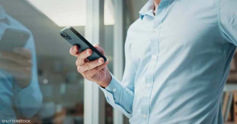 اجتماعات بلا تركيز.. المدراء يثورون ضد لهو الموظفين بالهواتف