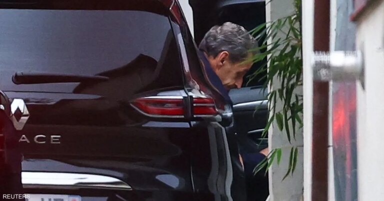 صورة.. ساركوزي يغادر السجن ويتحدث عن "تجربة صعبة"