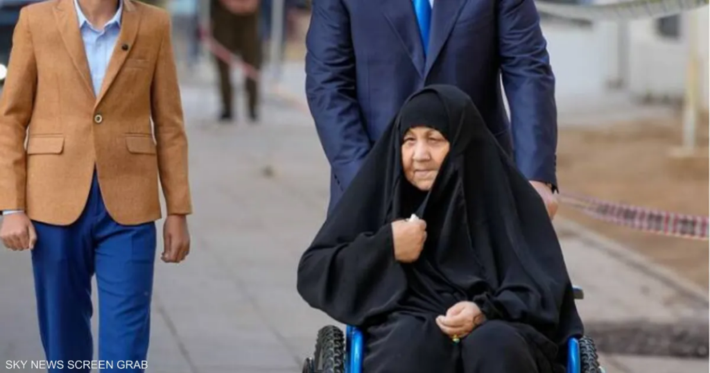 في مشهد نادر.. رئيس وزراء العراق يدلي بصوته برفقة والدته