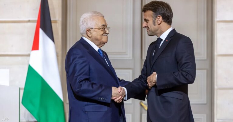 ماكرون وعباس يعلنان تشكيل لجنة لصياغة دستور دولة فلسطين