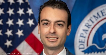 ترامب يعرض وظيفة جديدة على ناشط رغم "فضيحة الرسائل"