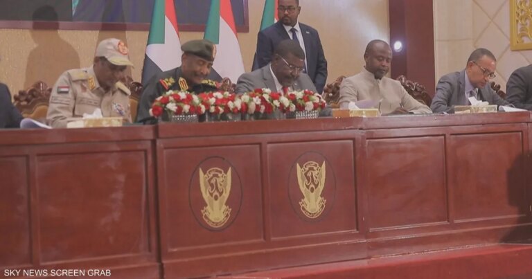 علاقة البرهان ودقلو.. شراكة تحولت إلى "عداء مفتوح"