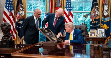 هدايا وسبائك.. خطة سويسرا لكسب ود ترامب "نجحت"