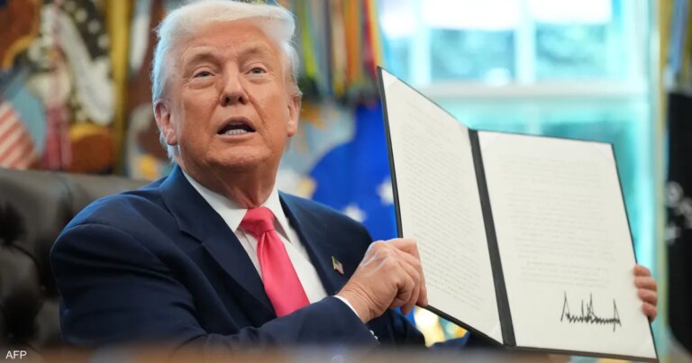 تطابق توقيع ترامب يحرج الحكومة الأميركية.. تفاصيل القصة