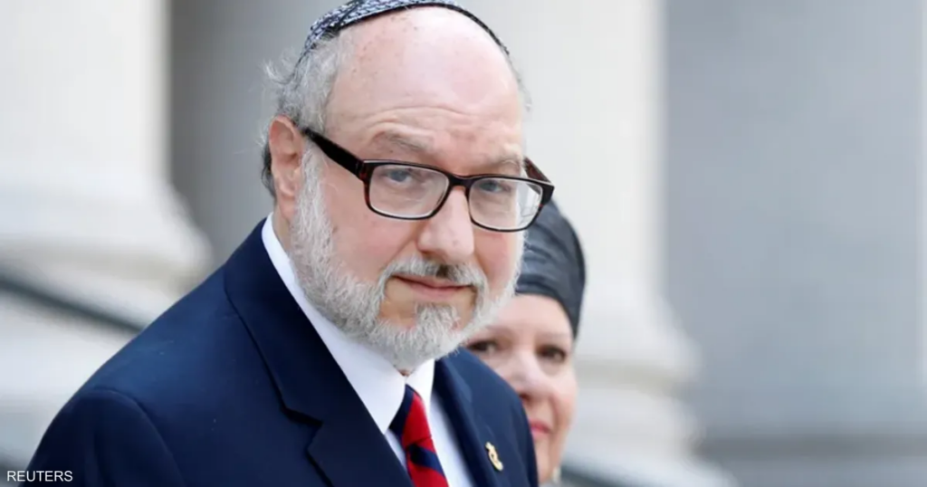 "لا يمكنك لقاء الخونة".. اجتماع هاكابي و"الجاسوس" يثير غضبا