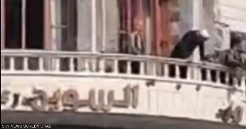 بالفيديو.. مواطنون في السويداء يزيلون كلمة "محافظة"