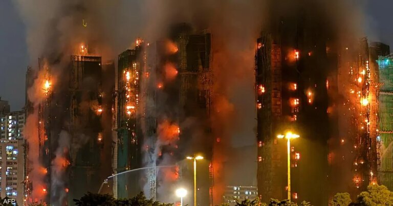 فيديو "من الجحيم".. النار تلتهم مجمع مبان في هونغ كونغ