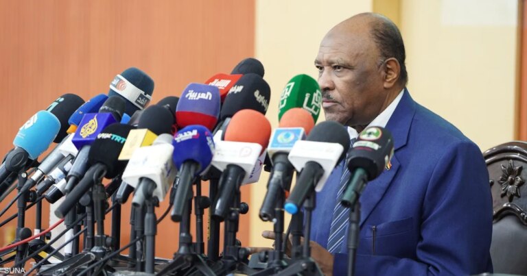 ارتباك سوداني.. وزير الخارجية يكشف الفوضى بقراءة ورقة خاطئة