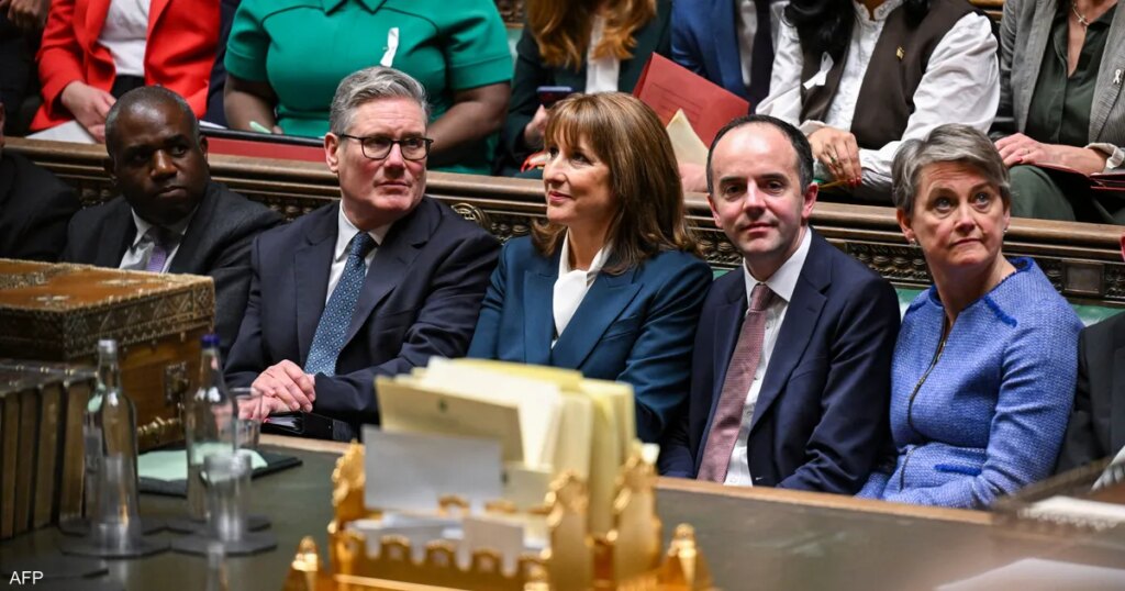 بريطانيا تكشف عن موازنة تتضمن رفع الضرائب وسط تراجع النمو