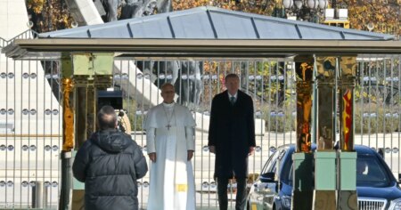 بابا الفايتكان يصل إلى تركيا في أول جولة خارجية له