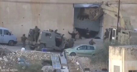 فيديو.. إسرائيل تقتل رجلين في الضفة رغم استسلامهما
