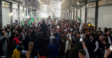 فيديو.. سوريون يحتفلون بالذكرى الأولى لسقوط الأسد