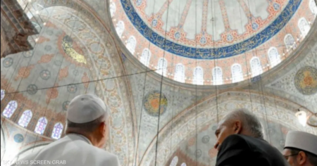 بالفيديو.. بابا الفاتيكان يزور الجامع الأزرق في إسطنبول