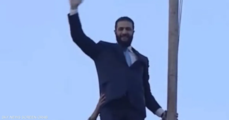 "أحلى شعب بالعالم".. فيديو للشرع من قلعة حلب