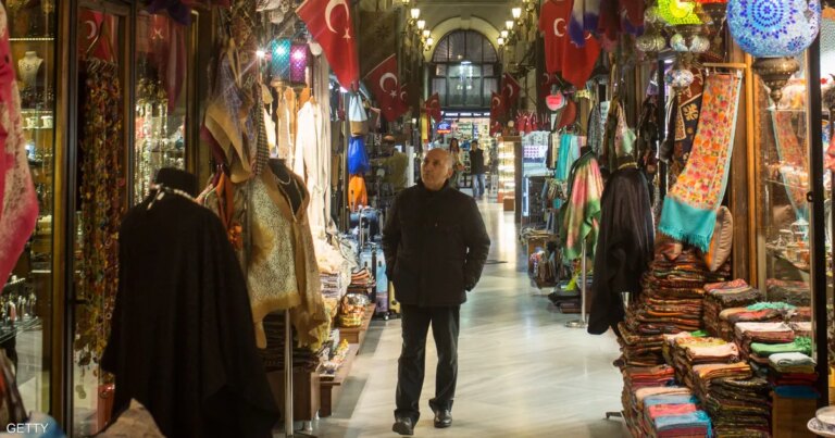 التضخم في تركيا يتراجع بأكثر من المتوقع إلى ما دون 33%