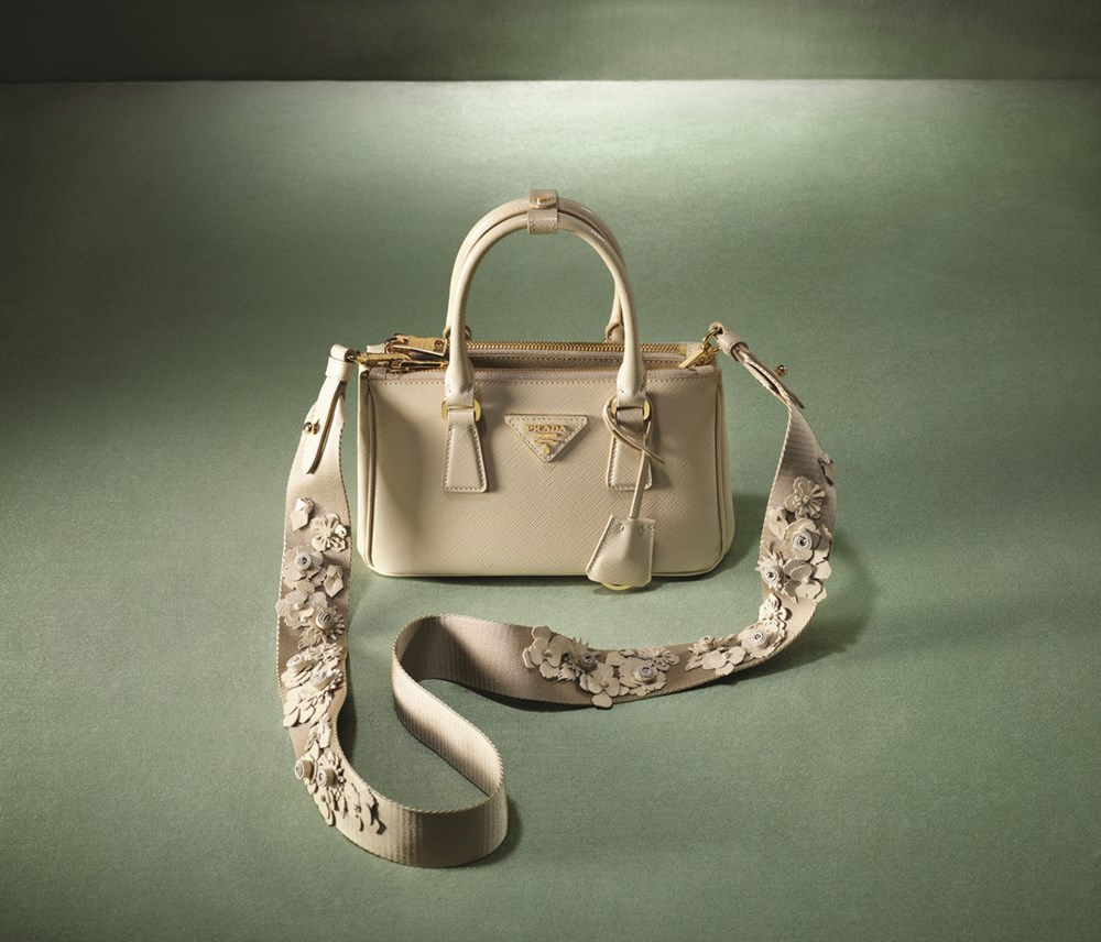 Prada تحتفي بحقيبة «غاليريا» الأيقونية