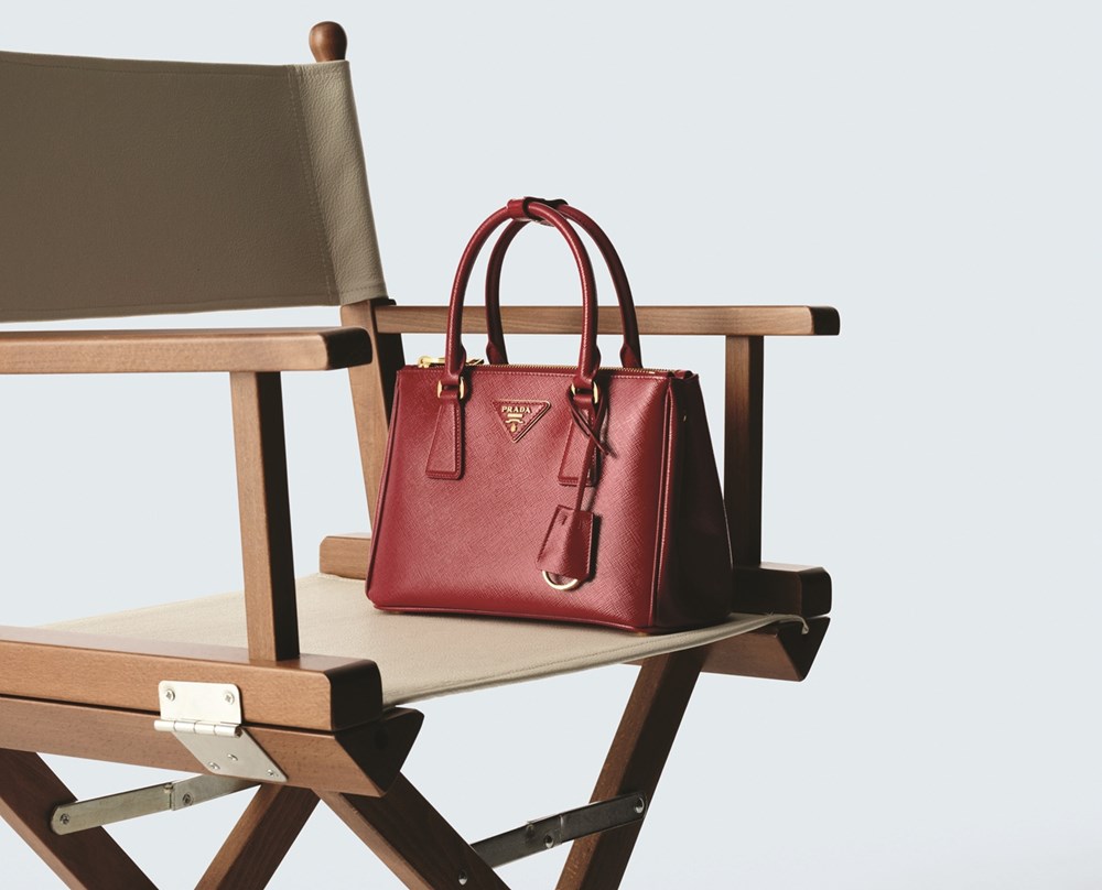 Prada تحتفي بحقيبة «غاليريا» الأيقونية
