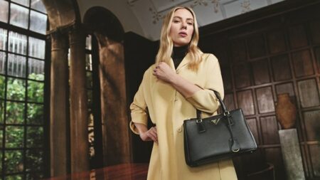 Prada تحتفي بحقيبة «غاليريا» الأيقونية